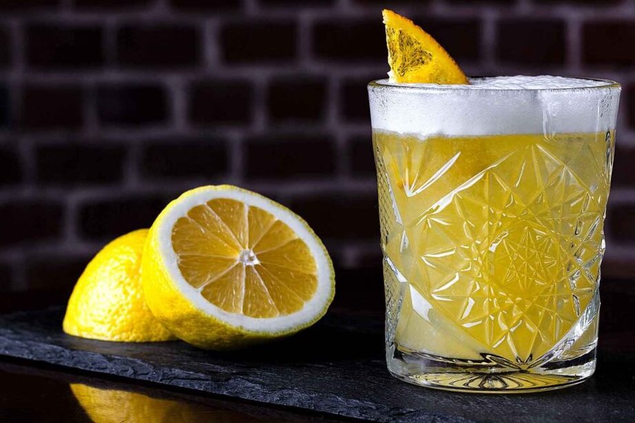 Descubre el arte de preparar un delicioso whisky sour en casa - Mercadillo5