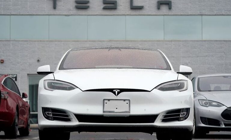 Tesla Model S: Pionero en vehículos autónomos de 2015 - Mercadillo5